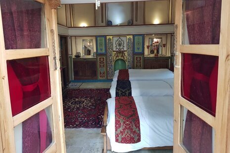 اتاق 4 نفره شاه نشین در هتل سنتی در اصفهان