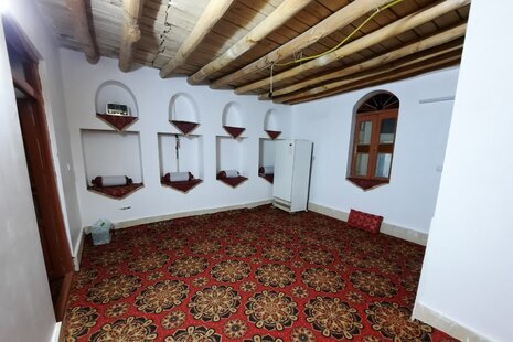 واحد تکخواب توت سفید در بومگردی برزک