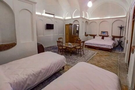 اتاق سنتی چهار نفره شاه نشین در بوم گردی کاشان