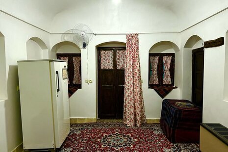 اتاق سنتی ایوان در اقامتگاه بومگردی شاهین شهر و میمه