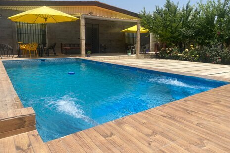 عمارت آرتین استخردار چهار فصل با فوتبال دستی در چهارباغ