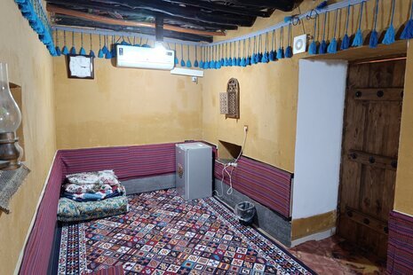 اتاق بابشاد سیرافی در اقامتگاه بومگردی کنگان