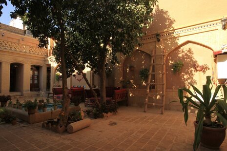 اتاق 4 نفره پنج دری در اقامتگاه سنتی شیراز