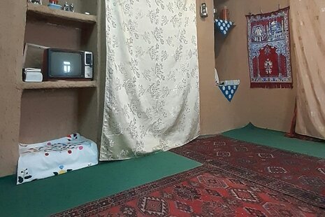 اتاق در اقامتگاه بومگردی در اسفراین