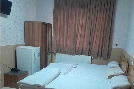 اتاق 102 سه تخت در مسافرخانه میدان خراسان