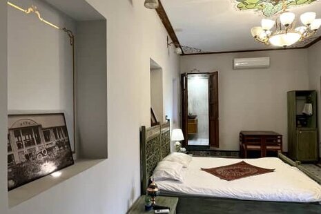 اتاق شاه نشین در عمارت بومگردی شیراز