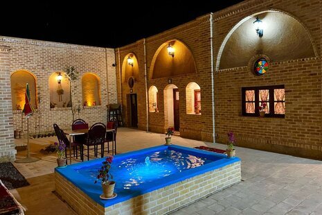 اتاق سنتی ایوان در اقامتگاه بومگردی شاهین شهر و میمه