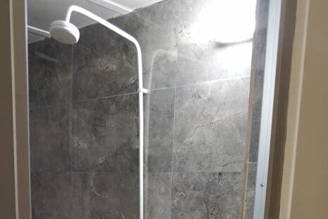 اتاق 201 سه تخت در مسافرخانه قم