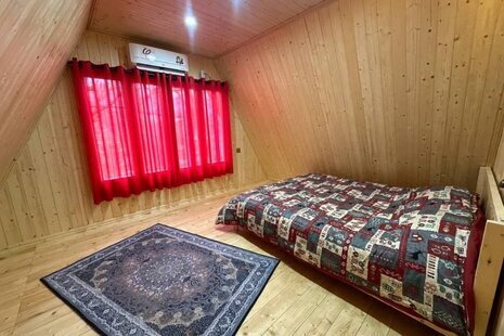 کلبه سوئیسی مبله دوخواب قرمز در پل سفید