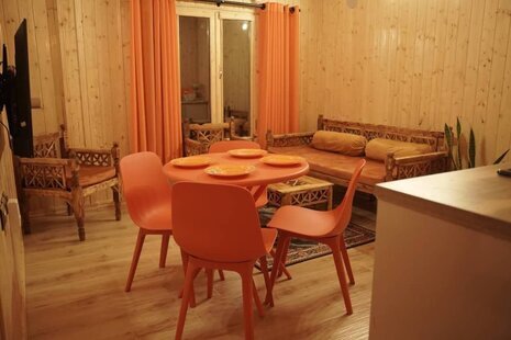 کلبه سوئیسی مبله دوخواب نارنجی در پل سفید