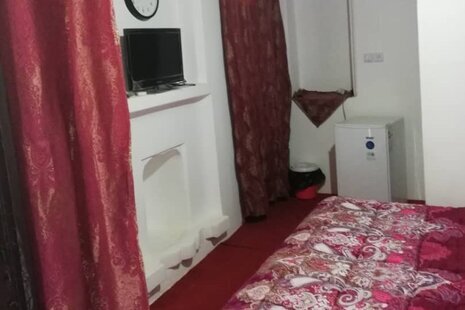 اتاق 5دری در اقامتگاه بومگردی درشیراز