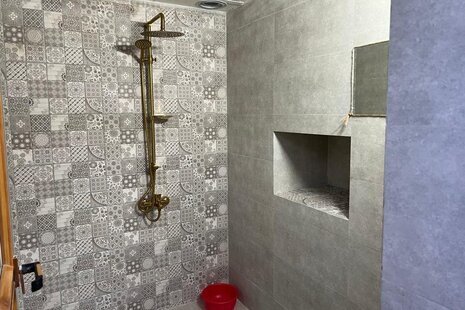 اتاق سنتی ایوان در اقامتگاه بومگردی شاهین شهر و میمه