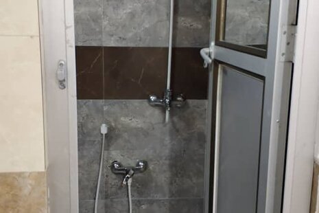 اتاق 301 سه تخت در مسافرخانه قم