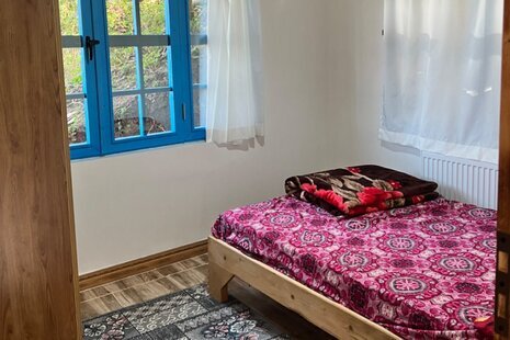کلبه چوبی آبی دوخواب سرولات در رودسر