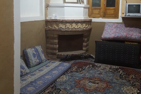 اتاق بالا نشین اقامتگاه بومگردی در شاهرود