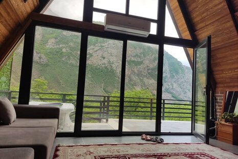 کلبه سوئیسی دوبلکس تکخواب ارغوان جکوزی دار در پل سفید