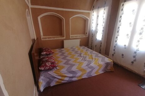 اتاق اقامتگاه بومگردی 2 نفره پروین اعتصامی در یزد