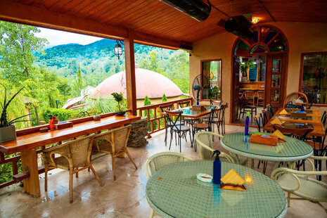 واحد صنوبر جکوزی دار در اقامتگاه بومگردی تنکابن