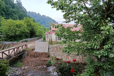 واحد مبله دوخواب در طبقه اول ویلا شیرزادی در اسالم