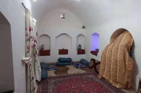 اتاق 1 قصر فیروزه در بومگردی گرمسار