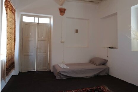 اتاق۳ تخته(سه دری) در اقامتگاه بومگردی در سروستان