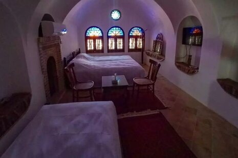 اتاق سنتی سه تخته بالا خانه در بوم گردی کاشان