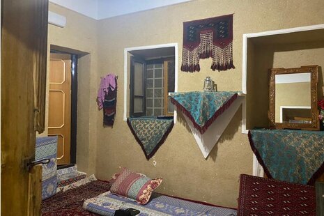 اتاق بالا نشین اقامتگاه بومگردی در شاهرود