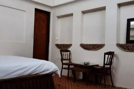 اتاق سنتی دوتخته دالو در بوم گردی کاشان