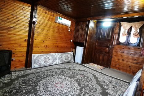 کلبه دوطبقه چوبی درختی صنوبر در بومگردی سوادکوه