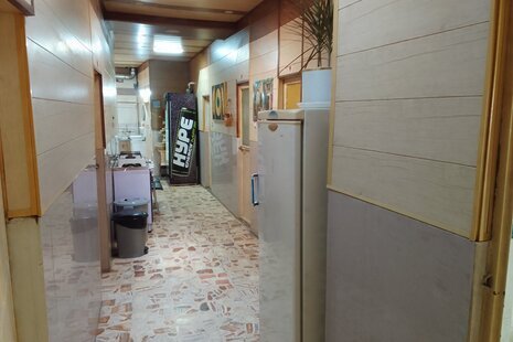 اتاق 8 در مسافرخانه در همدان