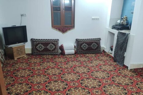 واحد تکخواب توت سفید در بومگردی برزک