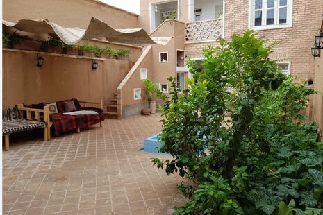 اتاق۳ تخته(سه دری) در اقامتگاه بومگردی در سروستان