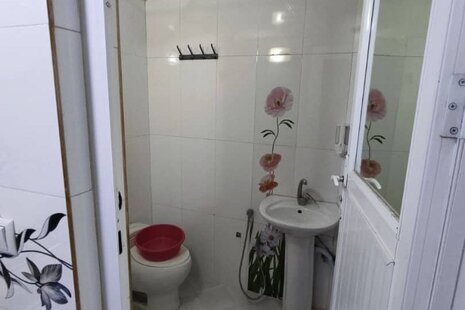 سوئیت سه تخت با سرویس فرنگی در مسافرخانه مشهد