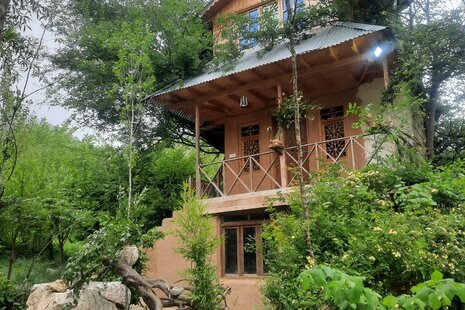 کلبه دوبلکس جنگلی تکخواب درختی جهان در کیاده ساری