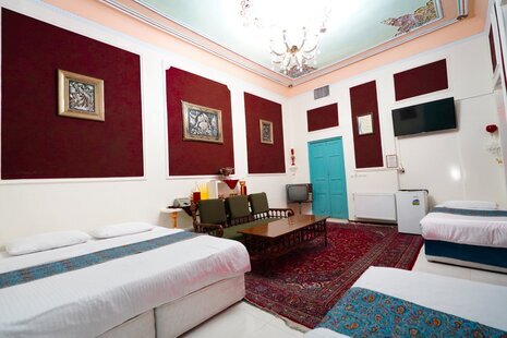 اتاق چهارنفره شاه نشین در اقامتگاه بومگردی اصفهان