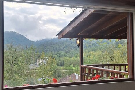 واحد صنوبر جکوزی دار در اقامتگاه بومگردی تنکابن