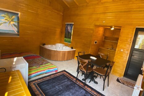 سوئیت چوبی جکوزی دار یاس در مجموعه اقامتی خمام