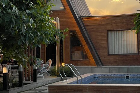 کلبه سوئیسی استخردار مبله دوخواب در چهارباغ