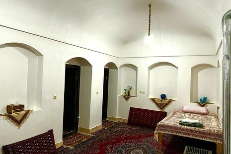 اتاق سنتی پنج دری در اقامتگاه بومگردی شاهین شهر و میمه