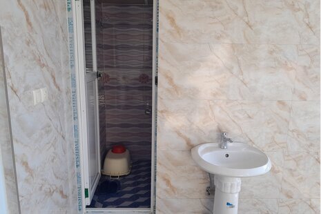 واحد تکخواب قهوه ای در طبقه دوم ویلا آمل