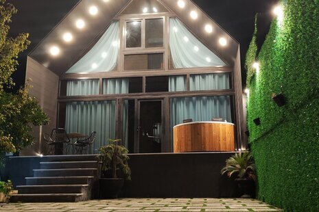 کلبه دوبلکس سوئیسی دوخواب لوکس سیاه در رامسر