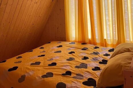 کلبه سوئیسی مبله دوخواب زرد در پل سفید