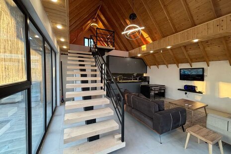 کلبه سوئیسی مبله دوبلکس استخردار سه خواب در لاهیجان