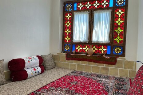 اتاق شاه نشین در اقامتگاه بومگردی دامغان