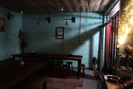 اتاق خوردیم در اقامتگاه بومگردی رامسر