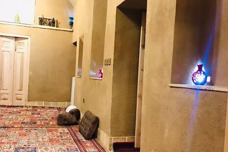 اتاق نارون در اقامتگاه بومگردی تفت