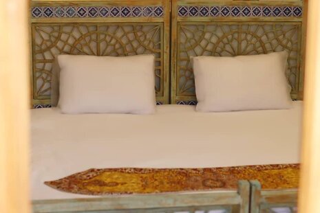 اتاق بالکن دار در عمارت بومگردی شیراز