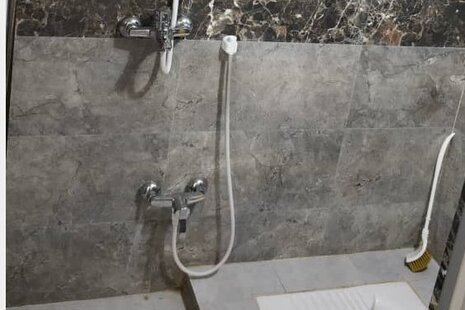 اتاق 102 چهار تخت در مسافرخانه قم