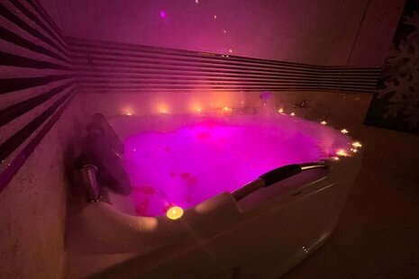 کلبه سوئیسی مبله دوخواب بنفش در پل سفید