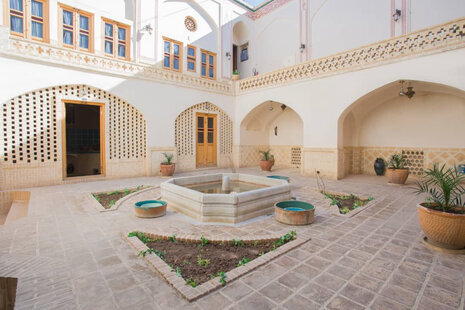 اتاق 4نفره گلفام در هتل سنتی در کاشان